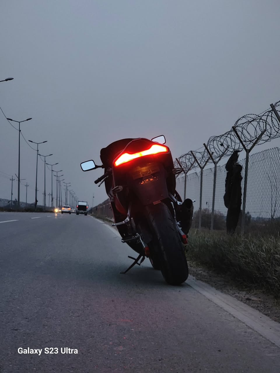 السلام عليكم دراجة Suzuki RF 400 VC للبيع مكينه VC قبق احمر دراجة نشاطها يشك الكاع مكينه وكير خير من الله دراجه حيل حلوه ونظيفه كداكم مثل ما تشوفون الدراجه نقصها بس باتري السعر المطلوب 11 وبيها مجال بسيط حك الجيه مكان الدراجه بغداد جسر ديالى *********** وتساب واتصال
