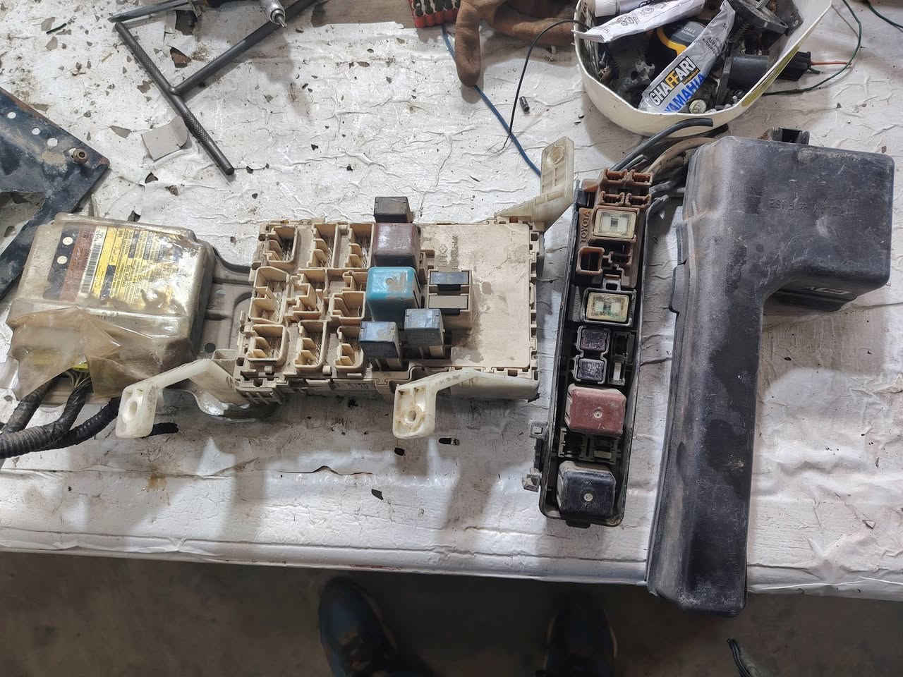 السلام عليكم........
اخوان موجود عندي
عقل افلون ٢٠٠١ _  ٢٠٠٤  عدد ٢   شغالات ع الفحص 
قاعدة فيوزات و الايرباك
واكو وياهم جكمجه على كم باغه دواخل
مكاني ديوانية
***********
