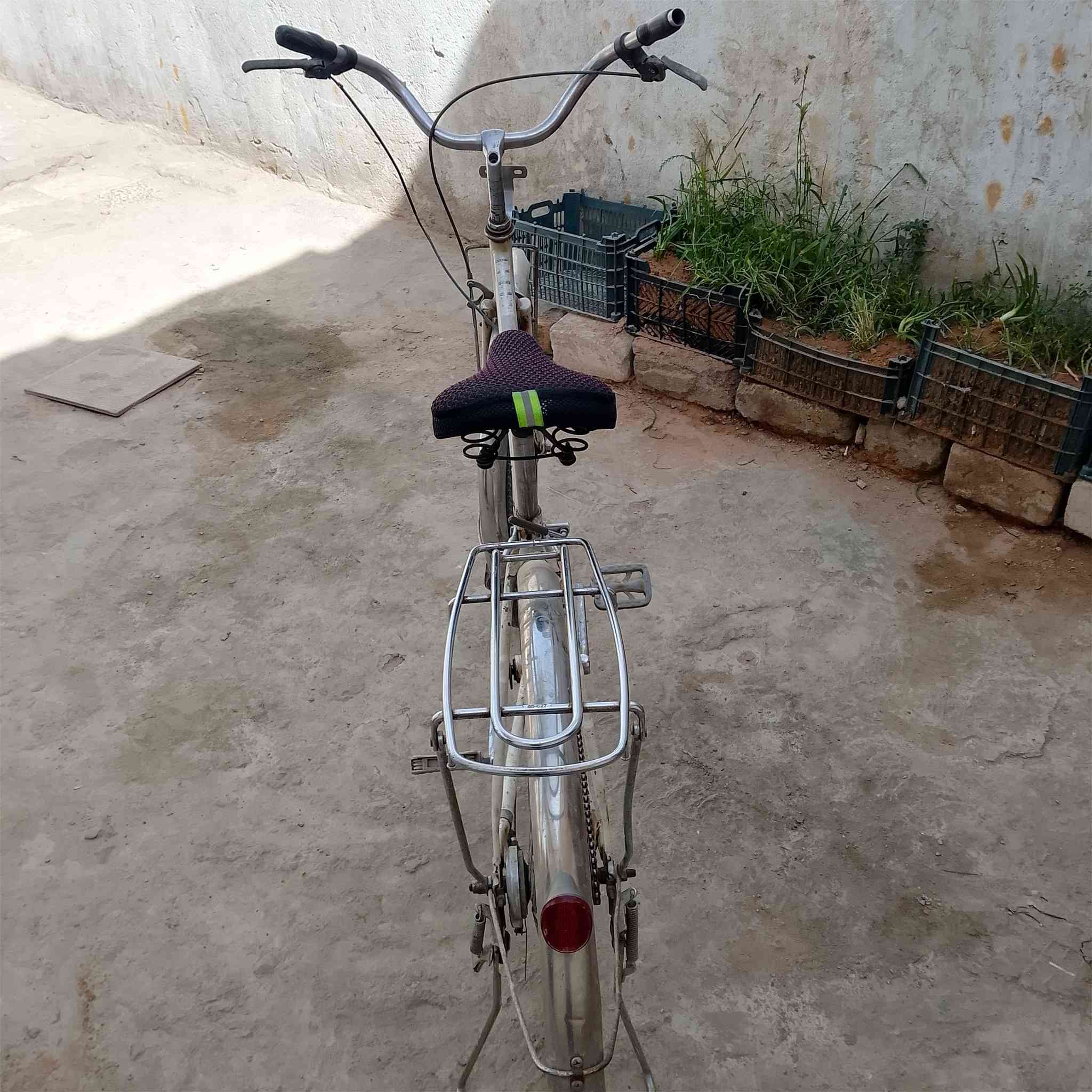 السلام عليكم بايسكل ياباني 🎌 حجم 27 نضيف كلشي مابي التاير الوره مبدل صارشهر السعر 65 وبي مجال المكان نجف الاشرف حي العسكري ارقم*********** 
ما متواجد فيس
