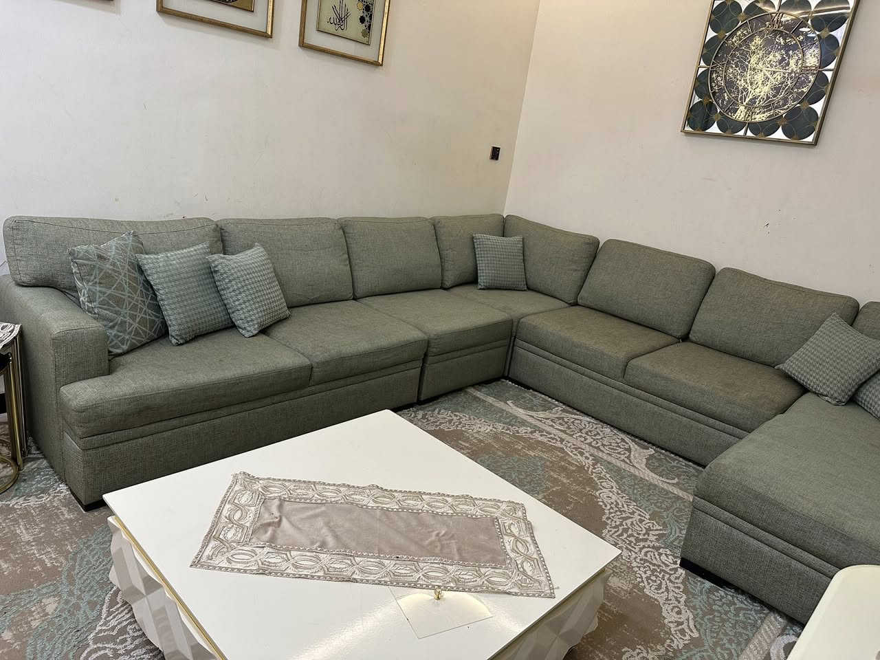 اثاث تركي درجه اولى من مزاج سنتر وارز لبنان التخم الماروني عشر مقاعد وطبله وسطيه وطبلات ٢ صغار مليونين و٢٠٠ 
والكورنر ٧٥٠ وبيهم مجال بسيط


**إذا كنت صاحب هذا الإعلان وتريد حذفه لأي سبب، رجاءا أرسل رسالة إلى الدعم الفني**