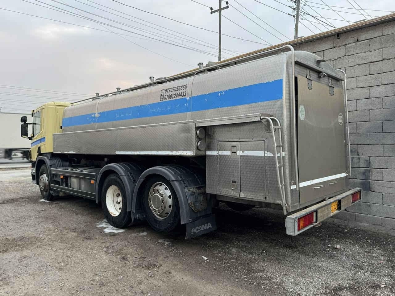 للبيع سكانيا ٢٠٠٧ سيارة جديدة جاهزة تانكي استيل 15 طن سيارة بلادية تنكر جاهزة للشغل شاصي دبل باج تخم تاير حجم المكينة 380 كير عادي رقم أربيل باسم شركة👉 شراي اتصل عنوان بصره***********
