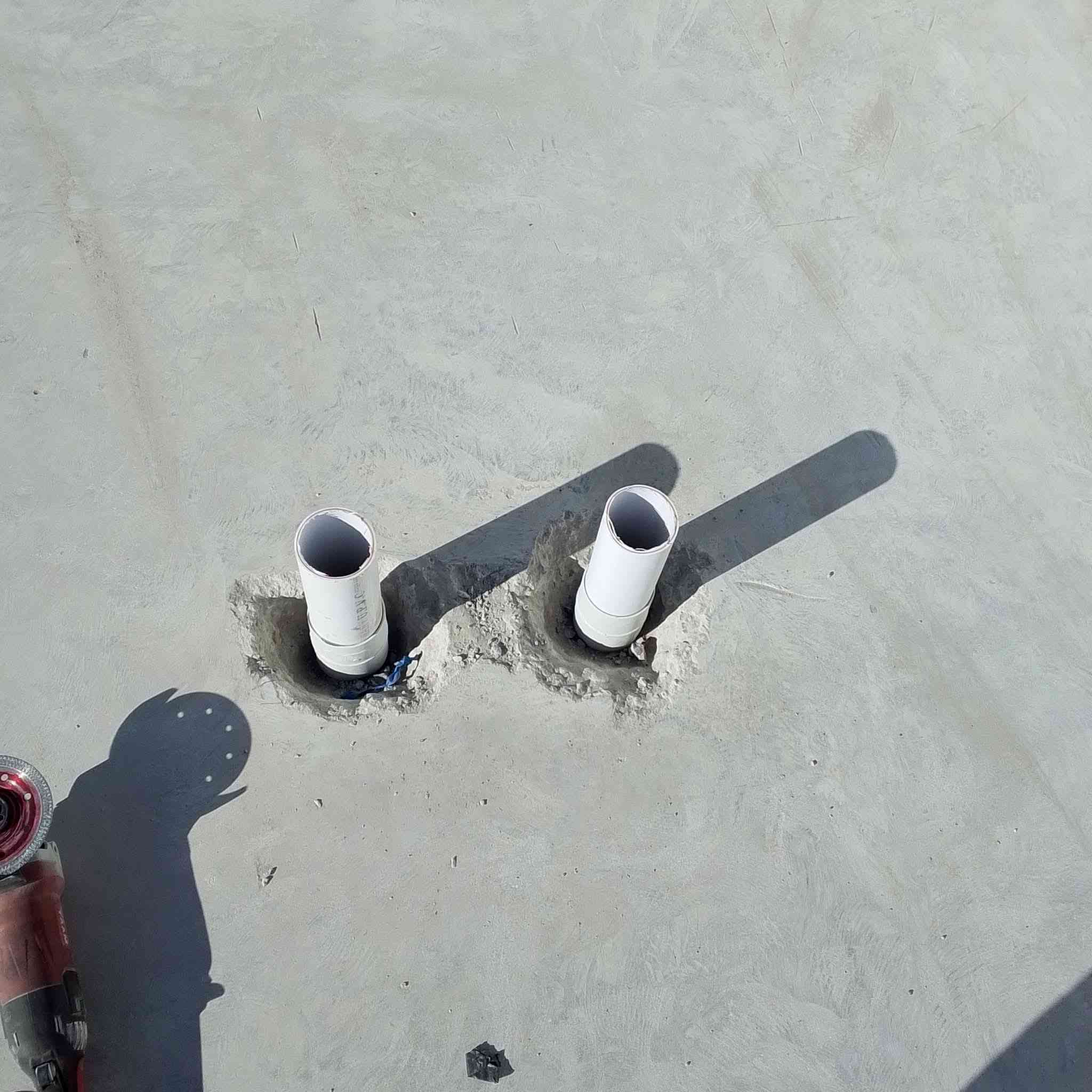 قسط قسط قسط 🔥🔥🔥لحملة بطاقة الرافدين
احمي منزلك بلطرق الحديثه..
عزل الاسطح المطاطي#

هو مادة عازلة مرنة تُستخدم لحماية الأسطح من الماء والرطوبة والحرارة. يتميز هذا النوع من العزل بالمرونة والقدرة على التمدد والانكماش مع التغيرات المناخية، مما يجعله مثاليًا للاستخدام في مختلف الظروف الجوية. 
فوائد العازل المطاطي للأسطح:
الحماية من الماء والرطوبة:
يمنع تسرب المياه إلى داخل المبنى، مما يحافظ على سلامة الهيكل ويحميه من التلف الناتج عن الرطوبة. 
مقاومة الحرارة:
يعكس أشعة الشمس، مما يقلل من ارتفاع درجة حرارة السطح ويحسن من كفاءة الطاقة. 
المرونة:
يتمدد وينكمش مع تغيرات درجة الحرارة، مما يمنع التشققات والتصدعات.
 مراسلة الصفحه 
او الاتصال على الرقم التالي 
***********
