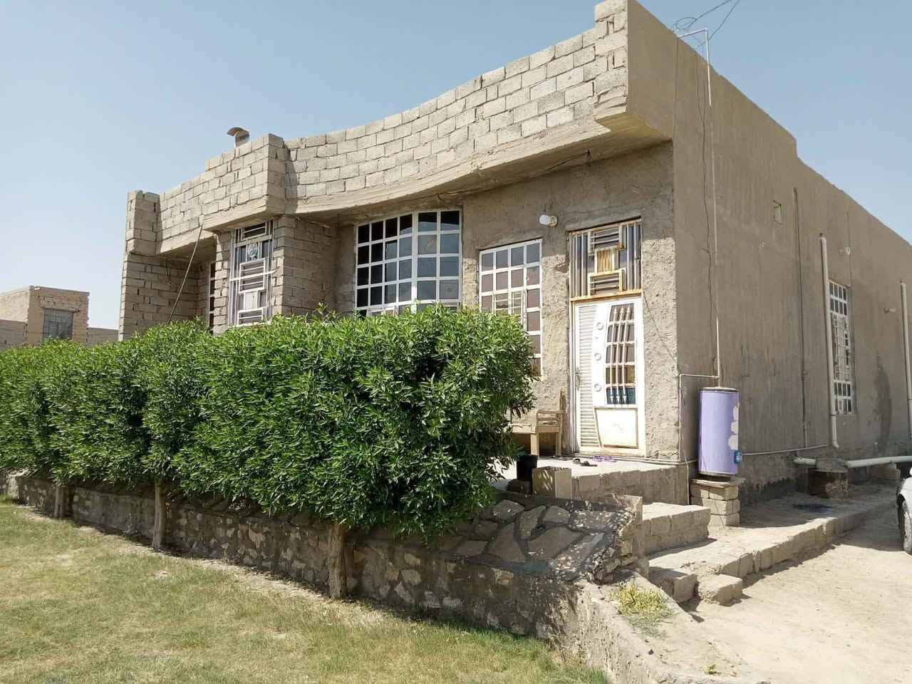 دار للبيع الرمادي جزيرة البوذياب قرب الطاحونه المساحه 1200 متر سند 25 فسفوره السعر 85 مليون البيت حاليأ مؤجر الماء والكهرباء داخل السياج يتكون من استقبال وهول ومطبخ وصاله وغرف عدد2 صحيات داخليه للاستفسار ***********
