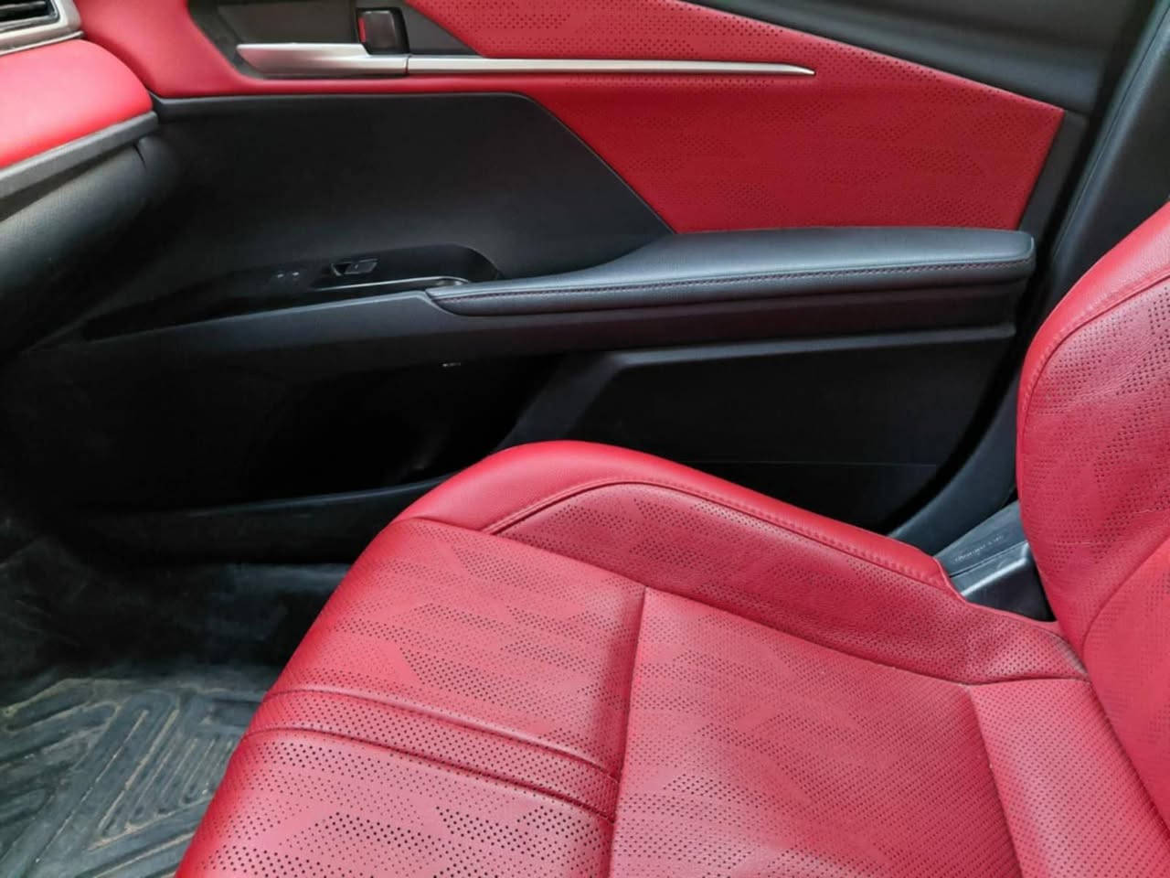 � للبيع تويوتا كامري 2025 أمريكي حادث بنيد رقم بغداد جديد سياره  ماشيه  ٣٤ ألف قابل للزياده
⭐ مواصفات XSE فوول مواصفات
⚫ اللون: اسود دشبول أسود ووماروني❤️
⚙️ المحرك: 2500 هايبرد 
المواصفات:
✔️ بصمة تشغيل + دخول ذكي
✔️ شاشة لمس كبيرة
✔️ Apple CarPlay & Android Auto
✔️ كاميرا خلفية + حساسات
✔️ نظام رادار (تنبيه خروج المسار)
✔️ مثبت سرعة ذكي
✔️ مانع تصادم أمامي
✔️ تحكم بالمقود
✔️ كراسي جلد رياضية ماروني
✔️ كراسي كهرباء مع تسخين وتبريد
✔️ فتحة سقف بانورما
✔️ وياله  XSE رياضي
✔️ إضاءة LED أمامية وخلفية
✔️ نظام صوت قوي
✔️ مكيف أوتوماتيك
✔️ أوضاع قيادة (Sport / Eco)
وبعد بيهه اهواي تفاصيل ما ذاكرهن مكاني بغداد*********** بغداد, العراق
