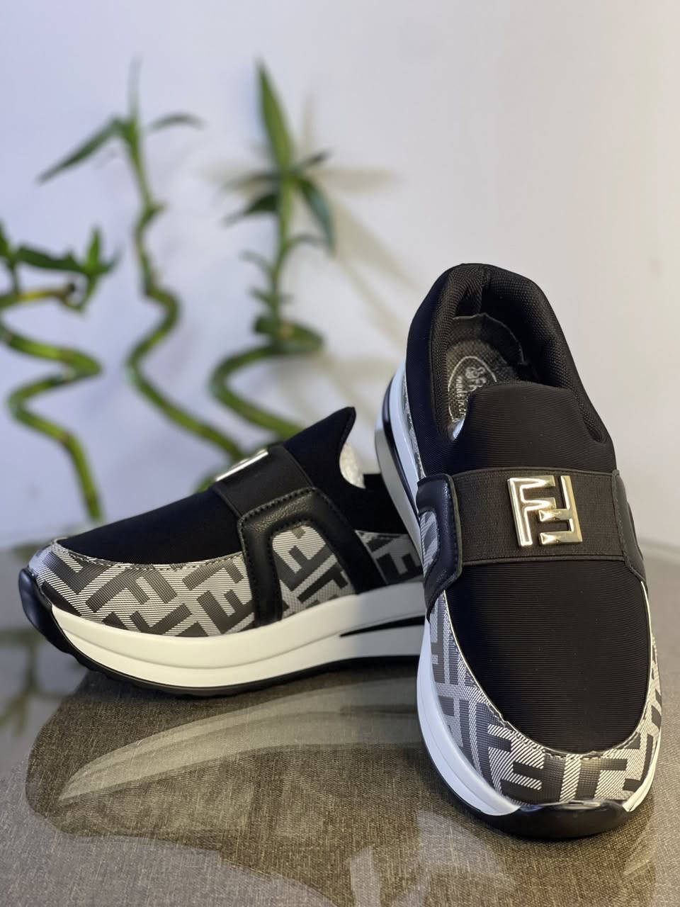 السلام عليكم
يتوفر جميع المديلات 

(جمله +مفرد) 

موديلات نسائية 

قياسات من (37الى43)

رقم الهاتف (***********)

متوفر خاص
