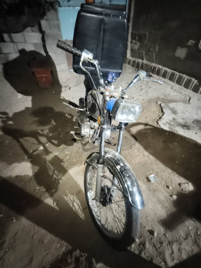 دراجه للبيع السعر 400 وبيها مجال ادوات العنوان الزبير شارع الجاهزه رقم التلفون *********** الزبير, البصرة
