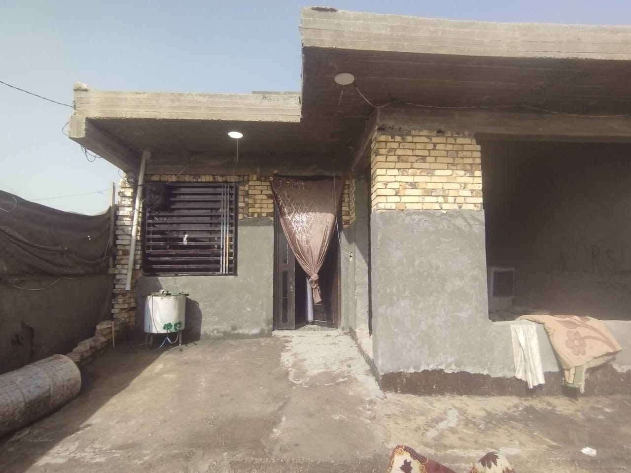 سلام عـْليگم بيت. مساحه 300متر. زراعي. سند. 25.    حله شارع الخدمي.  خلف.  محطة الغاز.      يتكون م̷ـــِْن غرف نووم 2 مجمع صحيات 2.  ستقبل +مضيف+مطبخ. حار. +بارد.  توصل فقط ‏‪0783 190 1549‬‏ سيمكار +متوجد وتساب. السعر. خاص. مو شراي. لٱ يكسر بحلال العالم
