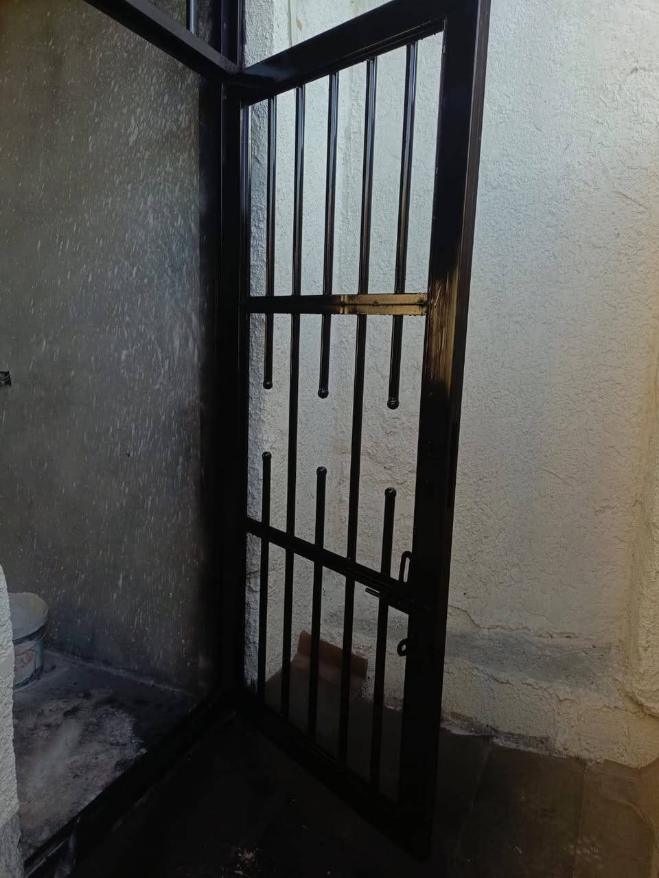 تنضيف شبابيك + صبغ  وبثلاث مراحل شغل درجه اولى للاستفسار الاتصال ع رقم ***********
