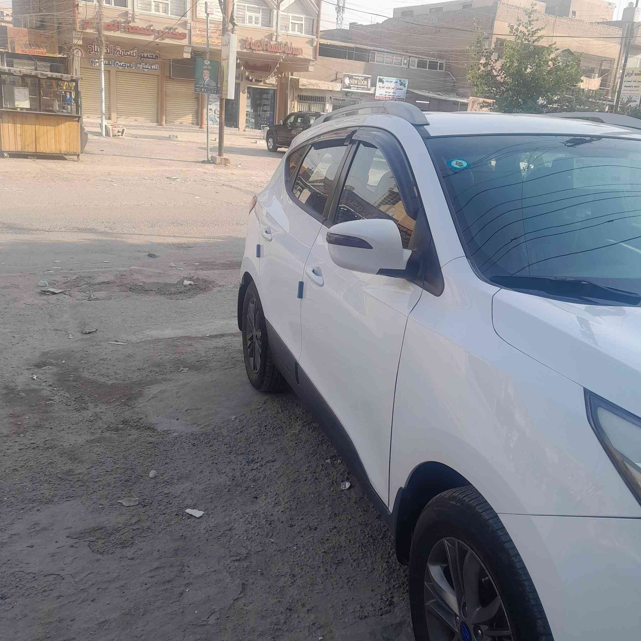 السلام عليكم لبيع توكسان موديل 2015 بيه صبغ بين الباب والجاملغ محرك وكير على الشركه شاشة كبيرا كامرة تحكم استيرن اشاير بل المري ماشيه 163حقيقي السبير مانازل السعر 155 وبيه مجال حك الجيه مكان السيارة البياع هذا رقمي ***********
