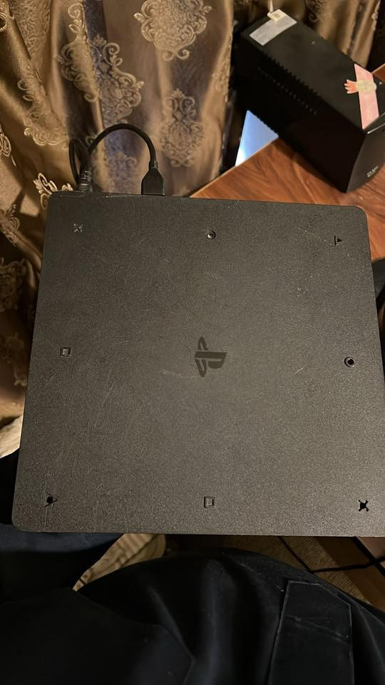 بلي 4 ويا الباكيت مالته ووايراته كلهن الاصليه شرط مامفتوح ولا مبدل بي شي سلم 500GB ويه گراند وFC24 وثلاث يدات وحده اللي بالباكيت و2 أصليات اخذت الوحده ب٥٠ دولار

وويا شاشه بلازما حجم ٣٢ للاستفسار ***********
