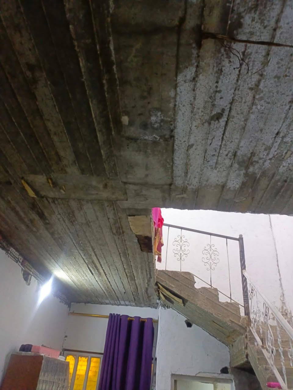 دار لبيع حي البساتين جامع المرتضه/مساحته 140, متر قاطين مسلح فقط لبخ سكف المطبخ والواجه البيت عالي عن شارع رفت مالته تقريبا متر عن شارع خطوتين عن تبليط السعر 80 وبي مجال الشراي ***********
