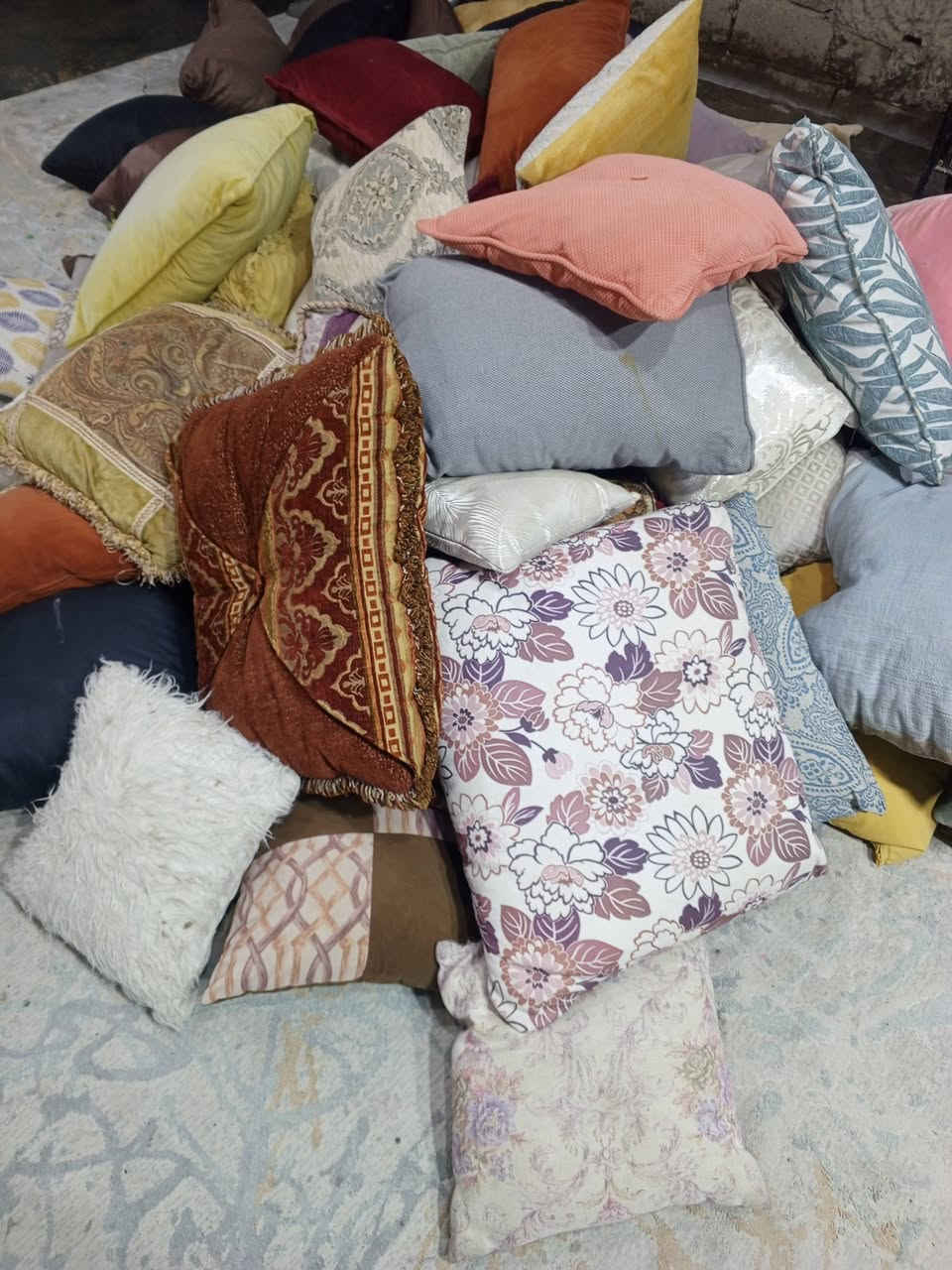 كوشات مختلفه ديباج. كويتي سعر الواحده بالف. سماوه العسكري.واتساب ***********
