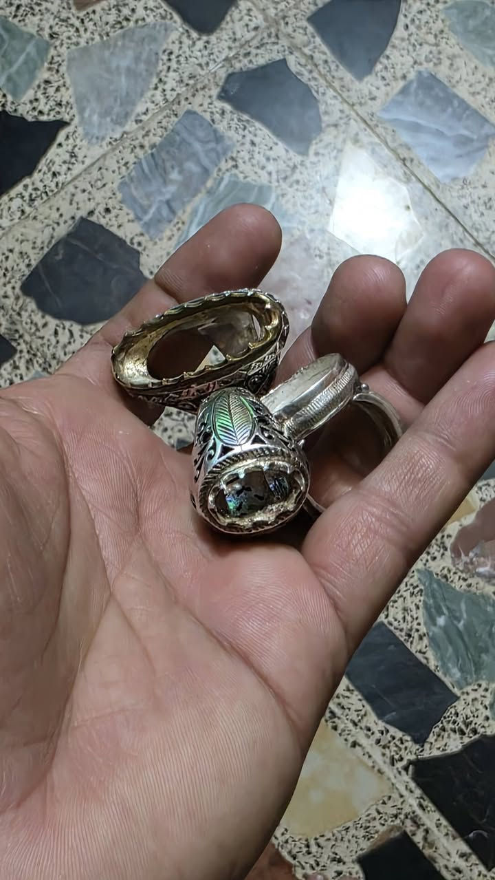 فضه للبيع خاتمين تقريبن واحد ٢٠ غرام واحد ٢١ غرام ولجبير ٣٤ غرام بي نحاس مكاني بغداد توصيل لا يوجد راسلني واتساب سعر الغرام ٣٣٠٠    رقمي *********** راسلني واتساب
