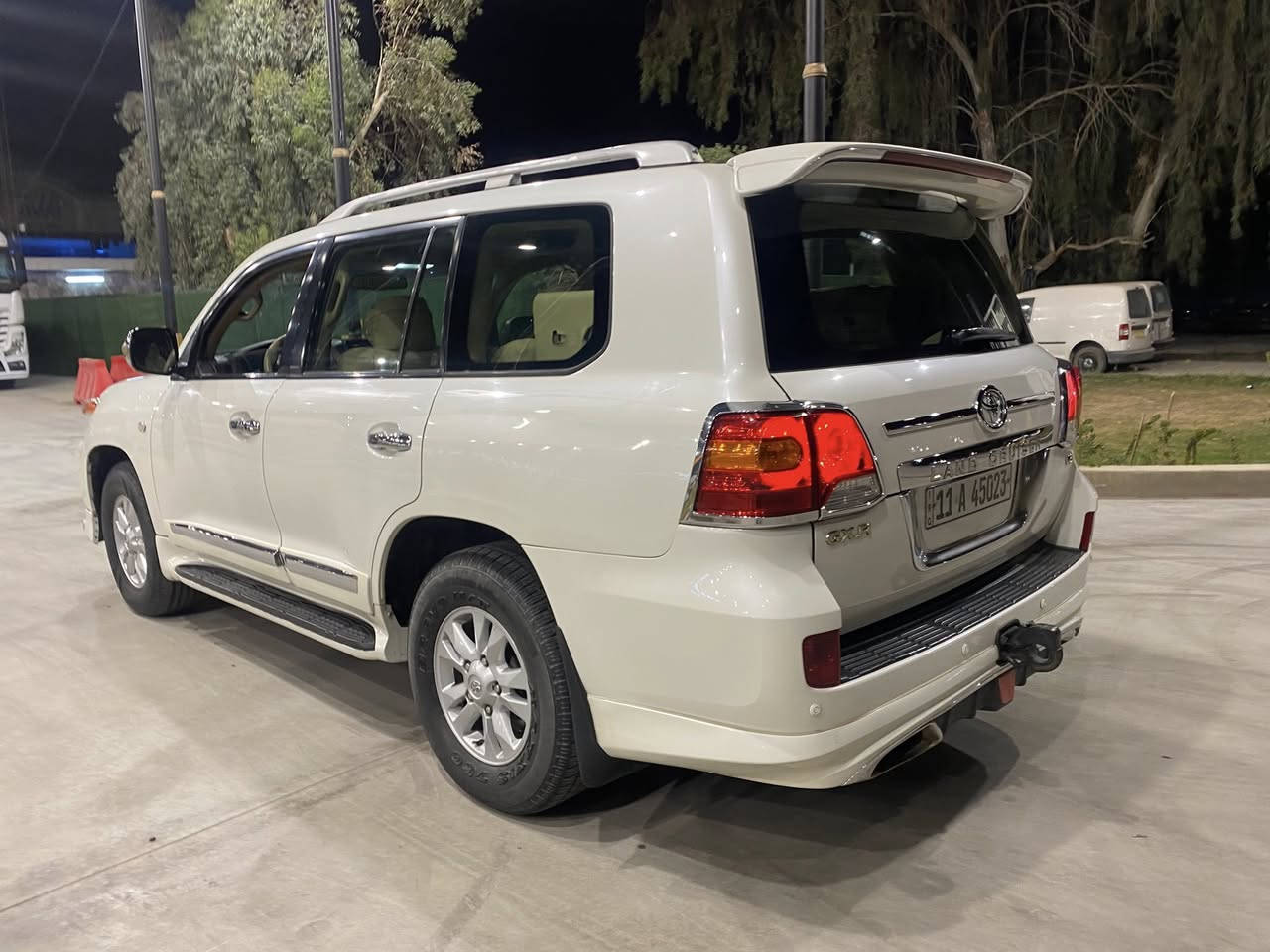 سلام عليكم من رخصت الادمن المحترم لاندكروزر مديل ٩ سونر موجود بدون دواخل 
سياره جاهزه من كلشي كير مكينه صدر تخم تاير تبريد تحويل مباشر 
مكان سياره بغداد شعب 
السعر ٢٦٠ وبي مجال 
***********
