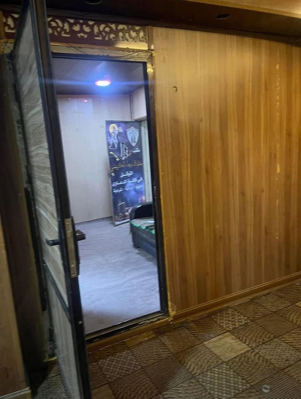 شقة  للايجار للايجار                                                                                                                                                   في لاعظمية    طلاب عمال موضفين                                                                  بيهة نص فرش طابق اول            الشارع العام قرب باحة ابن فرهود.  او الجامعة العراقية والاسلامية 2 نوم وصالة  للستفسار ***********
