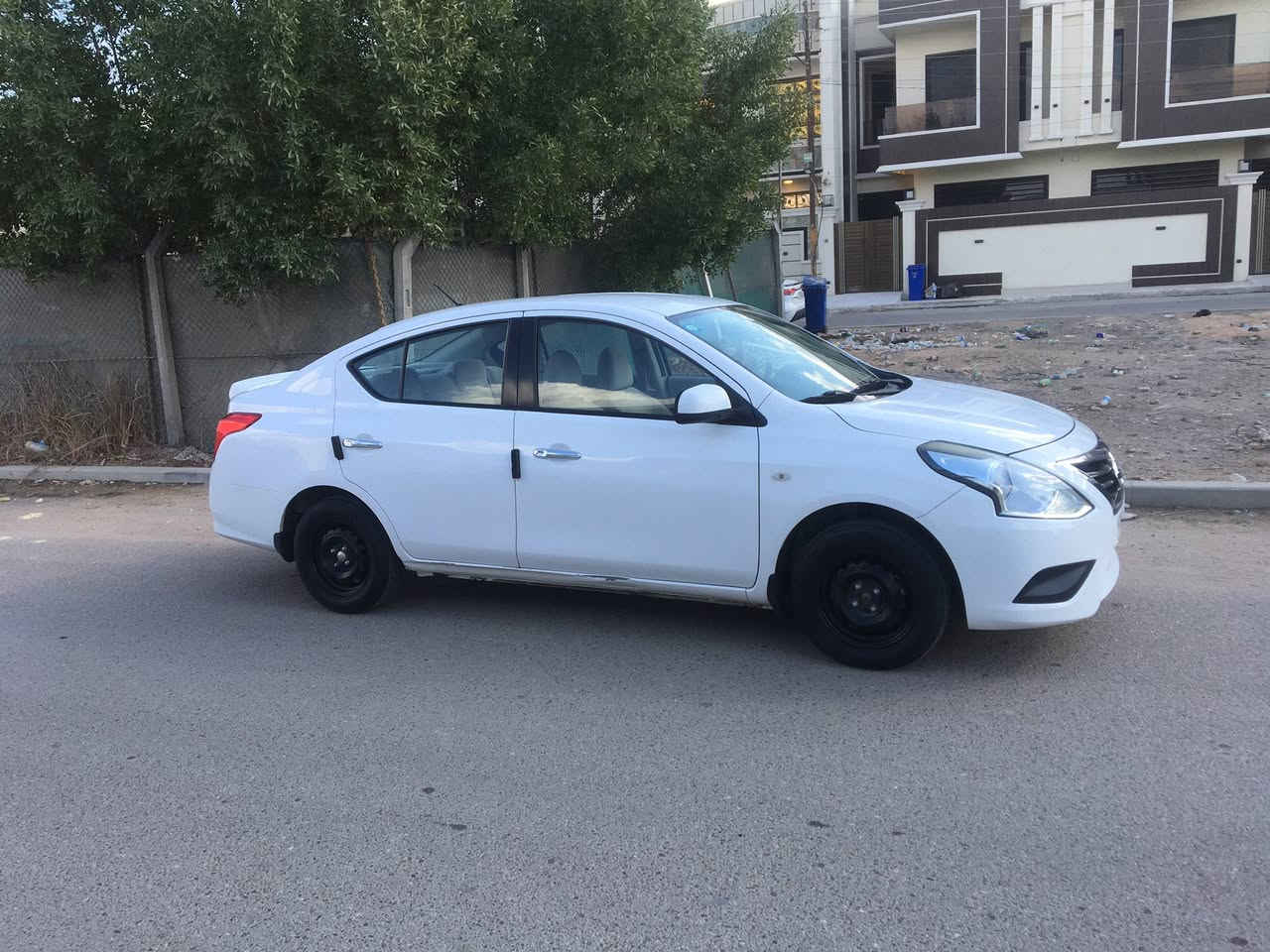 السلام عليكم سني هندي بليته زركه 2019 ماشيه 76 بيها قبق الجنطه مصبوغ اثر سقوط عارضه عليه وهلال الجاملغ الخلفي  واليوم التكمه انطخت بالرصيف سياره قبل شهر مبدل كل صدرها امامي وخلفي وقبل سبوع بدلت نوزل وبلك تخم وادامه كامله تايراتها جديده غرفه نظيفه ارضيه وصندوق جلد رقم انكليزي بغداد سعرها 113 وبيها مجال للاستفسار الاتصال *********** مكانها بغداد حي الجهاد
