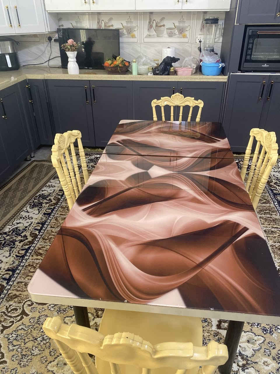 السلام عليكم
ميز طعام للبيع يجي وياه 4 كراسي مثل متشوفون النضافه كدامكم 
الرقم: ***********
متواجد واتساب
