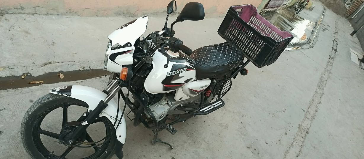 السلام عليكم
بوكسر موديل 20 اوراقها ضايعه 

دراجة نضيفه مكينه ممفتوحة 

السعر800الف بيها مجال بسيط 

مكان ديالى /بعقوبة

متواجد واتس اب

***********
