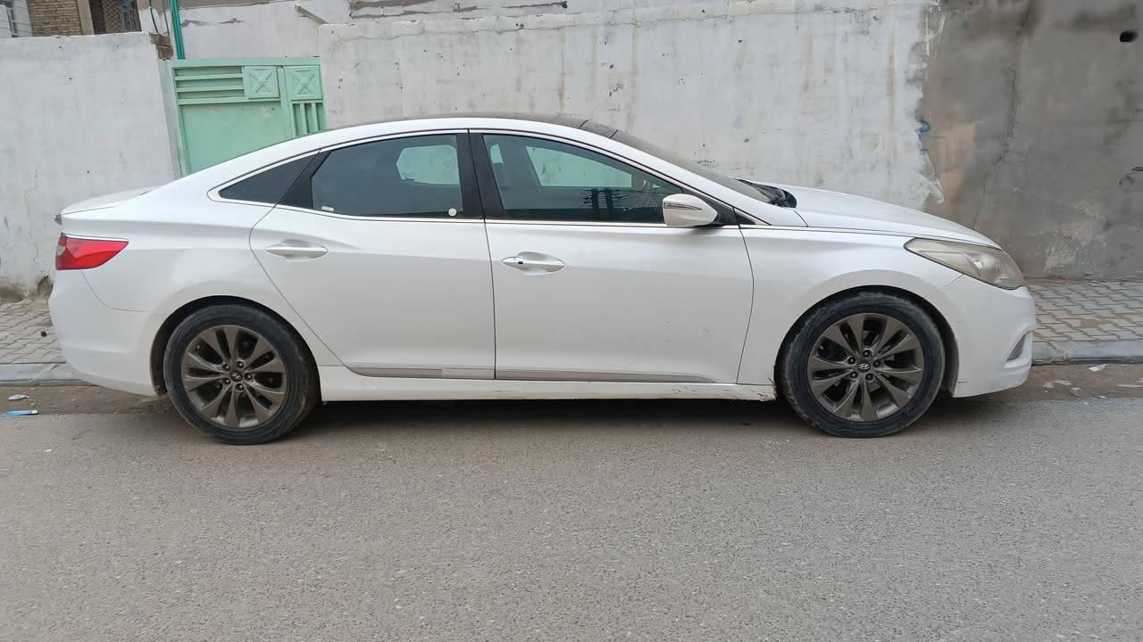 ازيرا موديل 12 بيه باب السايق وشوية جاملغ فول موصفات خليجية بصمة تحكم يدات بصمة شاشة قطعتين تبريد مكينة 6 سلندر كشنات كهربائية بنوراما فتحتين سقف اشاير بالمري المري شفط يعني كل المواصفات بيه مراوس فقط بسيارة بي واي دي أو نسيان سنترا موديل 25  مكاني نجف الاتصال ***********
