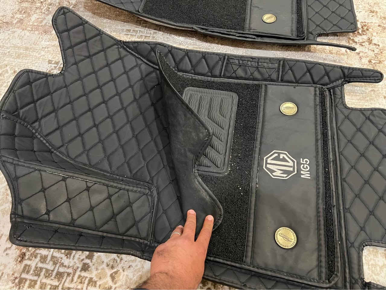 گاعی قالبی (vip) دەبڵ قرتەی فریزو جلد  زۆر زۆر تازەو خاوێنە تەنها یەک هەفتە راخراوە و تەنانەت بەشی دواوەی پێی لسەر دانەنراوە بۆ فرۆشتن 
*********** أربيل, العراق
