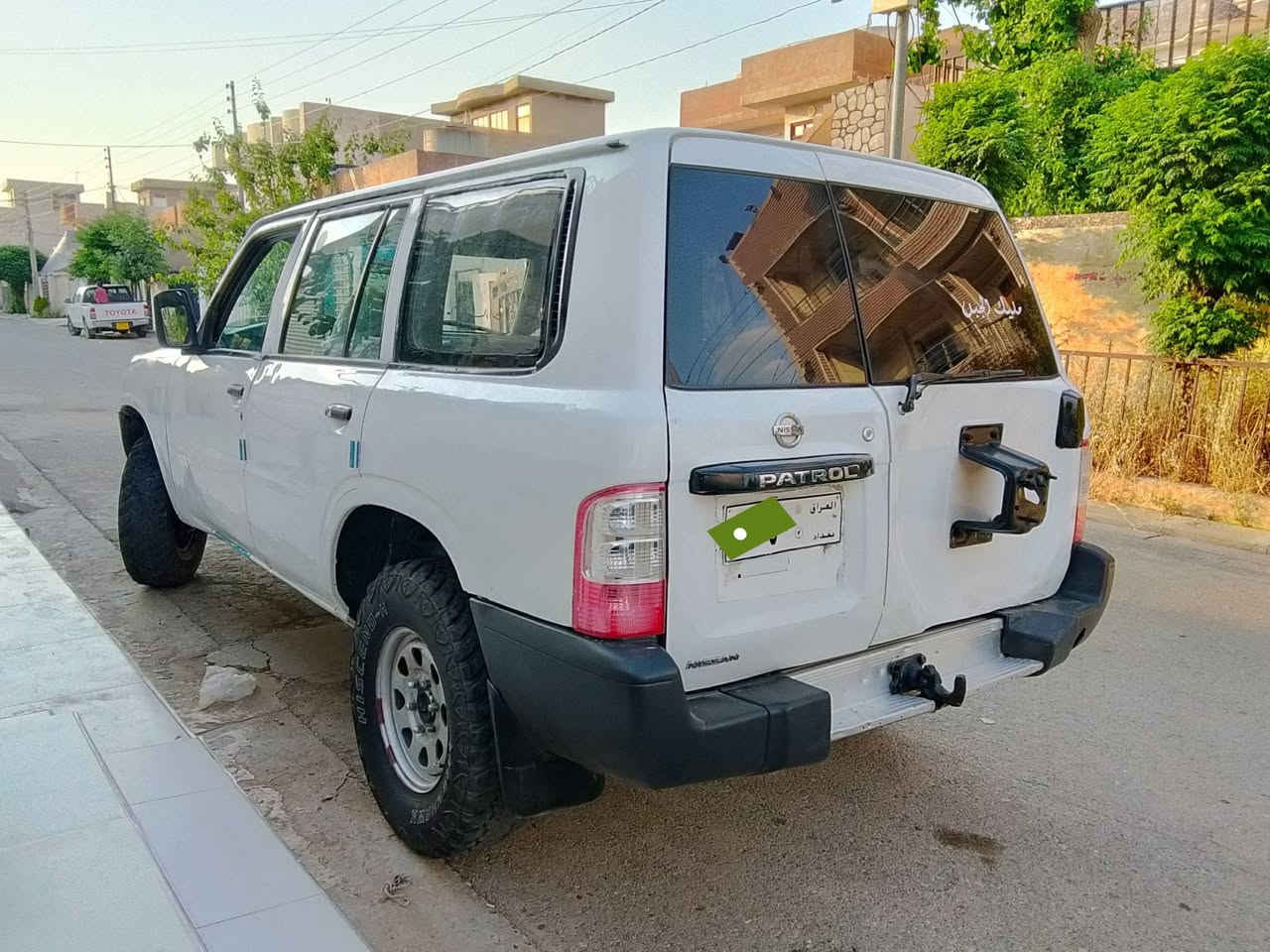 بەناوی خودای گەورەو میهرەبان 
ئەم کەڵەم بۆ هێناون شتێکی تا بڵێی جوانو هەرزان 
مۆدێل 2002محەسەن
ئارمە سەیارەکە 
گێرو مەکینەی بەشەرت 
ئەکسل پێشو دوای بەشەرت 
دەبڵ گێر قورسو سوکی ئیش دەکات
چوار تایەی جەبەڵی لەژێرە  قابیلی دەشتو شاخە 
مەکینەی و گێری بەشەرت 10 فیتەر 
چوار مکەبەرە و جام کارەبا 
کارەبای بەشەرت 
کامل کاتم کراوە کاتمی 3سانتیم ئەستور 
سەیارکە  پەڵە پەڵە بۆیاغی هەیە من بەحیزام دەیفرۆشم 
سەقفو شانی قەترە بۆیاغی نیە 
ماشااللە لە توندو تۆڵی ماڵەکە 
ماڵی فەقیر 
کابرێتەی تازە پاک کراوەتۆ جەدی بچوک کراوەتەوە بەنزین هەرناخوات لەقوەتی خۆی بێزارە 
کوشنەکانی نەتەقیون 
لەگەڵ موشتەریش ئەسازێین فرۆشیارین 
ناونیشانمان چەمچەماڵ 
تەنهاو تەنها فرۆشت 
*********** 
***********
