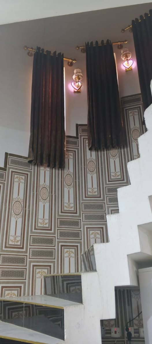 #للبيع

بيت بالشراگية السادسة مساحته ١٢٠م قرب مدرسة المائدة بناء ٢٠٢٣ مسلح طابق + قاعة وصحيات فوگ .
الطابق الارضي فيه غرفة وبراني وصالة ومطبخ وصحيات داخلية وخارجية .

#السعر ٧٧ مليون مع المجال .

#للاستفسار اكثر يرجى مراسلة الصفحة او الاتصال على الرقم *********** او زيارة مكتبنا الواقع في : السماوة - حي العسكري - مقابل صيدلية التفاح الاخضر ومجاور صيدلية الاريج .
