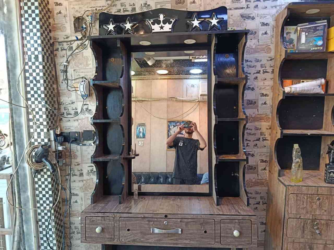 ميز حلاقه سيت كامل للبيع  مكان بغداد   السعر 350الف
***********
