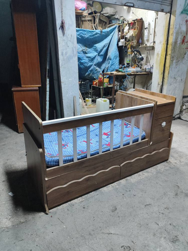 تخت طفل نضيف السعر 40 الرفاعي 
*********** موصل, نينوى
