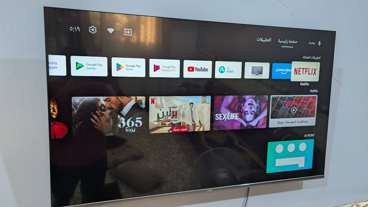 مواصفات شاشة UNEVA موديل 50Q-Class/MFT2S2O2:
المواصفات الأساسية:

الحجم: 50 بوصة.

الدقة: 4K UHD (3840 × 2160 بكسل).

نوع الشاشة: QLED مع إضاءة خلفية (Backlighting) وتصميم بدون إطار (Frameless).

نظام التشغيل: تعمل بنظام Android 11 الذكي. [1, 2, 3, 4]

الأداء والذاكرة:

المعالج: وحدة معالجة مركزية Cortex A53 رباعية النواة.

الذاكرة العشوائية (RAM): 1 جيجابايت.

ذاكرة التخزين: 8 جيجابايت. [1, 2, 3]

المنافذ والاتصال:

المنافذ: تحتوي عادةً على 3 مداخل HDMI ومدخلين USB.

الشبكة: تدعم الاتصال اللاسلكي Wi-Fi وبلوتوث مدمج.

المستقبل: تحتوي على رسيفر داخلي يدعم (DVB-T2/S2) للقنوات الأرضية والفضائية. [1, 2, 3]

الصوت والمميزات الإضافية:

الصوت: تدعم تقنية Dolby Audio لصوت محيطي.

التطبيقات: تدعم تشغيل تطبيقات مثل YouTube، Netflix، وShahid.

استهلاك الطاقة: 145 واط (كما هو موضح في ملصق الصورة المرفقة).

ميزات أخرى: دعم المساعد الصوتي Google Assistant وخاصية E-share لربط الهاتف بالشاشة. [1, 2] سعر350 مكاني بغداد وره سيطرت الشعب رقمي ***********
