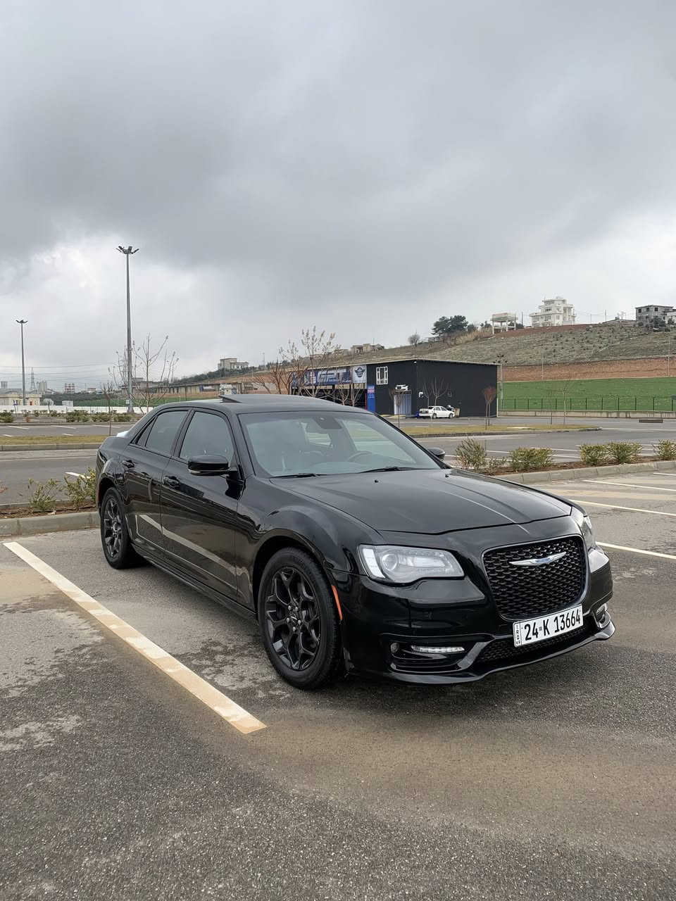 � فرصة لا تعوّض – كرايسلر 300S (أوباما) 🔥
🚗 موديل: 2022
⚙️ محرك: 3.6 قوي واقتصادي
🔁 جير: أوتوماتيك
🛞 دفع: AWD (ثبات عالي بكل الطرق)
⛽ وقود: بنزين
📏 الممشى: 37,000 كم فقط
🎨 اللون: أسود فخم

✨ المواصفات والحالة:
✔️ قطعة ونص صبغ فقط
✔️ نظيفة جدًا
✔️ جاهزة للفحص
✔️ استخدام راقي

💰 السعر النهائي: 24,800$ (مناسب جدًا مقارنة بالمواصفات)
📍 الموقع: دهوك
📞 للتواصل السريع: *********** (اتصال / واتساب)
