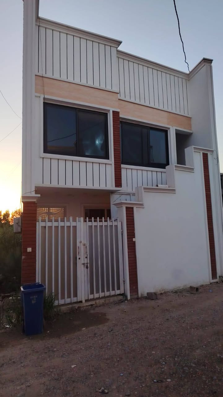 السلام عليكم.   بيت استثمار للبيع  يوجد به 2 وحدات سكنيه طابق ارضى وطابق اول معزول بدرج خارجي مساحه 180م طابق اول يحتوي علي 2 غرف مساحتهما الغرفه الواحده5*4 وصاله 6*4 ومطبخ 3*12 حار وبارد مع حمام  هذا الطابق الارضى اماالطابق الاول نفس الطابق الارضى بعدد الغرف + بيتونه تصلح تكون مخزن مساحه 40م مربع مع السطح  طبعا مؤجر الطابق الارضى بمبلغ 600 والطابق الاول600 الاتصال علي الرقم صاحب الدار ابو ليث الفهداوي *********** العنوان الزراعي  نهايه شارع المرور بعد السيطره 600 م شارع البوفهد
