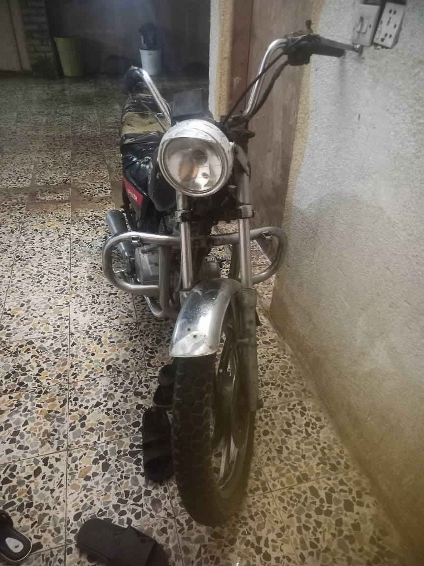 دراجه نوع جوندا اوراق وكيلها بشارع بغداد الدراجه عوزها تلحيضات بسيطه شغاله مكينه جديده بيها اي ستفسار الاتصال على الرقم او وتساب *********** عمارة, ميسان
