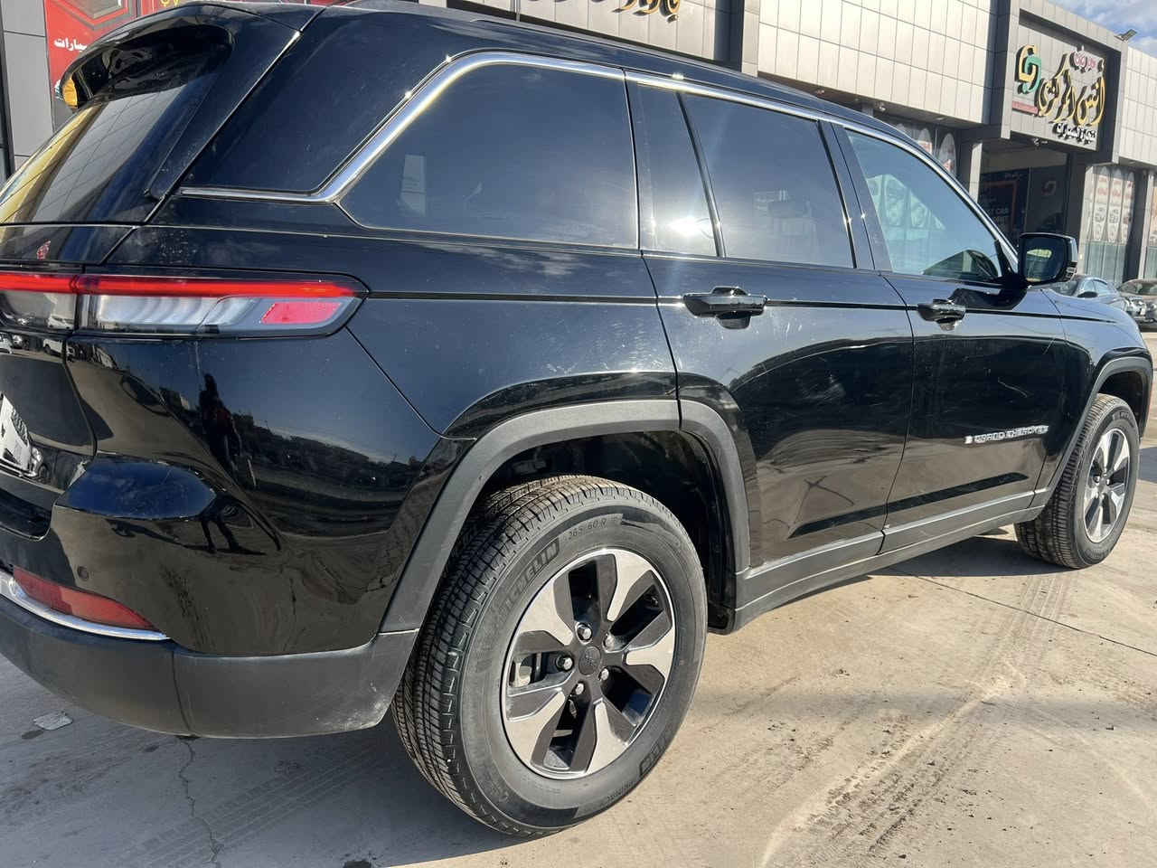 وارد امريكي فول بدون ايرباك ضررها فقط شباك ومازدا تعتبر كلين
‏ Grand Cherokee limited 4Xe 2024 2.0L

  فول مواصفات ماشيه 33 الف ميل 

 رقم فحص

معفيه من الكمرك وكلشي 

🟫 حجم المحرك ٢٠٠٠ تيربو جارج ٣٧٥ حصان مع محرك الكهرباء اسرع من الهيمي

نظام الشحن : الشحنة الوحدة تمشيك ٤٥ كيلو بدون بانزين نهائيا يعني بالداخل متحتاج بانزين بس اشحن كهرباء  

  محرك تيربو + هايبرد + بلك ان🔌

 جميع الايرباكات  سليمه   كامله

صور امريكا موجوده  بالمنشور 

🔴 2 ثنين شاشات

🔴 حساسات خلفية

🔴 ‏‎حساسات جانبيه بالمري

🔴 خمسة راكب 

🔴 رادار 360 درجة 

🔴  تحديد مسار   

🔴  تبريد قطعتين 

🔴خمس انضمة قيادة 

🔴 بانوراما 

🔴 دفع رباعي. 

🔴 كير ماوس مع وضعيات القياده المختلفه للجبال والطرق الوعره والرمال والطين

🔴 شفتات ستيرن 

🔴 هاند بريك بصمه 

🔴 ️مقود جلد + تدفئة 

🔴 شفتات ستيرن

مواصفات 

1️⃣ لايتات لد 

2️⃣ هيترات في الكشن 

3️⃣ شاشات دجتل شاشه كبيرة مع نفكيشن GPS بدون نت 

4️⃣ كراسي خزن ميموري  

5️⃣ سستم صوت ALPINEو دمام خلفي بلادي 

6️⃣ تشغيل عن بعد

7️⃣ نظام محاكاة العجلة الذكي 

8️⃣ نظام ملاحة 

9️⃣ نظام قيادة ذاتية بريك امامي خلفي اوتو (توقف ذاتي عند السهو)     

🔟 السعر 318 و بيها مجال

للاستفسار : ***********
