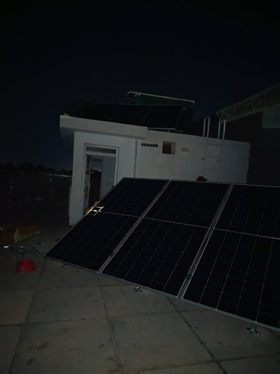 ☀️ الطاقة المستدامة.. احترافية تتحدى الوقت مع "يونس للطاقة الشمسية" ☀️
​لأن راحتكم واستقرار طاقة منازلكم هي أولويتنا، يستمر قطار إنجازاتنا في ترك بصمته المميزة بقلب محافظة ديالى العزيزة! 💪✨
​بفضل الله وبجهود ومثابرة فريقنا الهندسي، تم تنصيب وتشغيل منظومة طاقة شمسية متكاملة باحترافية وكفاءة عالية جداً في منطقة الفلاحة - قلب قضاء بعقوبة.
​ورغم استمرار العمل حتى أوقات متأخرة من الليل، كان الهدف واحداً: تسليم المنظومة بأعلى معايير الجودة والتشغيل المثالي! 👌 الليل لم يثنِ عزيمتنا بل زادنا إصراراً على الإنجاز.
​🛠️ مواصفات المنظومة الذكية التي تم تنصيبها:
​المحطة المدمجة (All In One): بكج متكامل يجمع بين انفيرتر بقوة 6 كيلو واط وبطارية ليثيوم بسعة 15 كيلو واط.
​الألواح الشمسية: عدد (7) ألواح من الفئة الأحدث عالمياً LONGi Hi-MO X10 الرائدة في الكفاءة العالية والإنتاجية الفائقة.
​هيكل التثبيت: تم استخدام هيكل الميكانو العالمي المتميز بالقوة، المتانة، ومقاومة الظروف الجوية المختلفة.
​💡 لماذا تختار "يونس للطاقة الشمسية"؟
​دقة واحترافية في التصميم والتنفيذ.
​التزام تام بالوقت (نعمل ليلاً ونهاراً من أجل راحتكم).
​أحدث المعدات والتقنيات العالمية لضمان استقرار الطاقة وعمر افتراضي أطول.
​📍 موقعنا وعناويننا:
​يسعدنا تشريفكم لنا في مقر الشركة للاستفسار ومعاينة أفضل المنظومات:
ديالى - بعقوبة - التحرير - مقابل قيادة شرطة ديالى.
​📞 للحجز أو الاستفسار (اتصال أو واتساب):
​📱 ***********
#​يونس_للطاقة_الشمسية .. استثمر في المستقبل واجعل بيتك ينبض بالطاقة النظيفة! ⚡🏡
