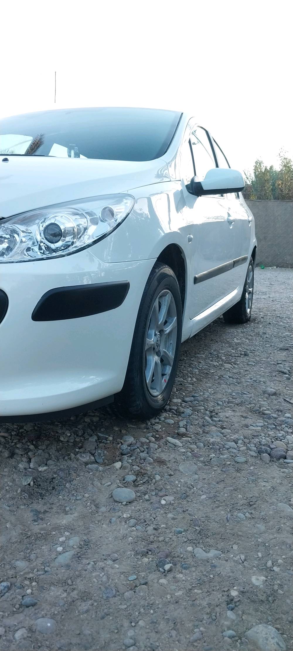 بيجو ٣٠٧ موديل ٢٠٠٦ رقم بابل بأسمي تحويلها بغداد رقم دولي جديد هزه جديدة شادلها كير ومكينة مال حاوية اخو الجديد صدر امامي وخلفي جديد نقصها فقط التبريد 
مكاني بغداد السعر ٥٥ وبيها مجال لان مستعجل على البيع 