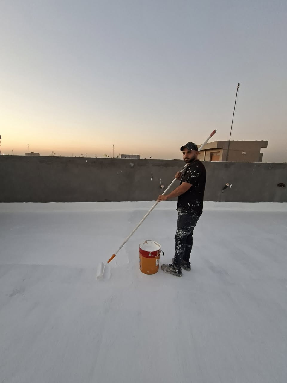 روف كارد عازل مائي حراري
يحمي من تسرّب المياه ، الرطوبة ، الحرارة
ذو أساس مائي متين و مرن جداً
مصنــّع خصيصاً لملاقاة الظروف الجوية الخاصة بمنطقة الخليج و الشرق الأوسط
خصائص المنتج المختلفة :-
1. متانة متميزة وفائقة لحماية الاسطح.
2. مقاومة للماء والامطار.
3. مرنة اذ أنها تتمدد وتتقلص مع تغير درجات الحرارة .
4. تتمتع بدرجة عالية من الالتصاق بالمادة الخاضعة لفعلها.
5. تملأ وتسد الشقوق الرفيعة بطريقة محكمة دقيقة مكونة طبقة متصلة.
6. مقاومة للأشعه فوق البنفسجية ومصنعة بشكل يلائم حماية مادة البوليوراثان من التلف جراء الأشعة
‏(((علي الصباغ)))
***********
***********
