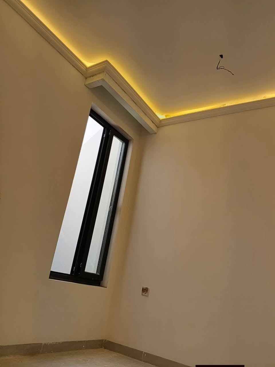 ملّيت من حايط بيتك؟
صباغ منازل، شغل مرتب 
معجون، صبغ، عزل رطوبة، شبابيك  
موعد مضبوط وسعر يرضيك  
متوفر  واتساب: ***********
