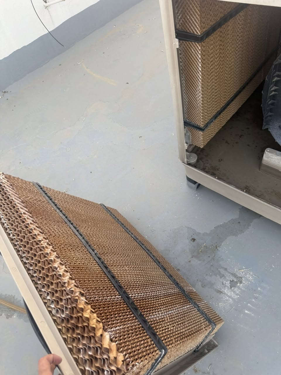 مبردة خارجية للبيع  حلفات كارتون بيها نظام السرعات و نظام الـ freezing تنطيك هوا بارد ثلج مستعملة استعمال بسيط بعدها جديدة
العنوان اربيل لانة ستي 
***********
