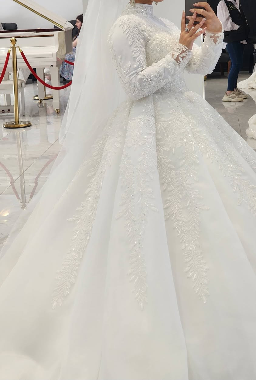 بدله عرسي من احمد البديري vib جديده بس لبسه وحده لبستها
ابيعها بمليون و٦٠٠
قياس ٣٨-٤٢ لان بيها قيطان من وره 
تلبس سافرات وممكن تلبس محجبات اذا تبطنت او بدي جواها 
*********** واتساب او تليكرام
