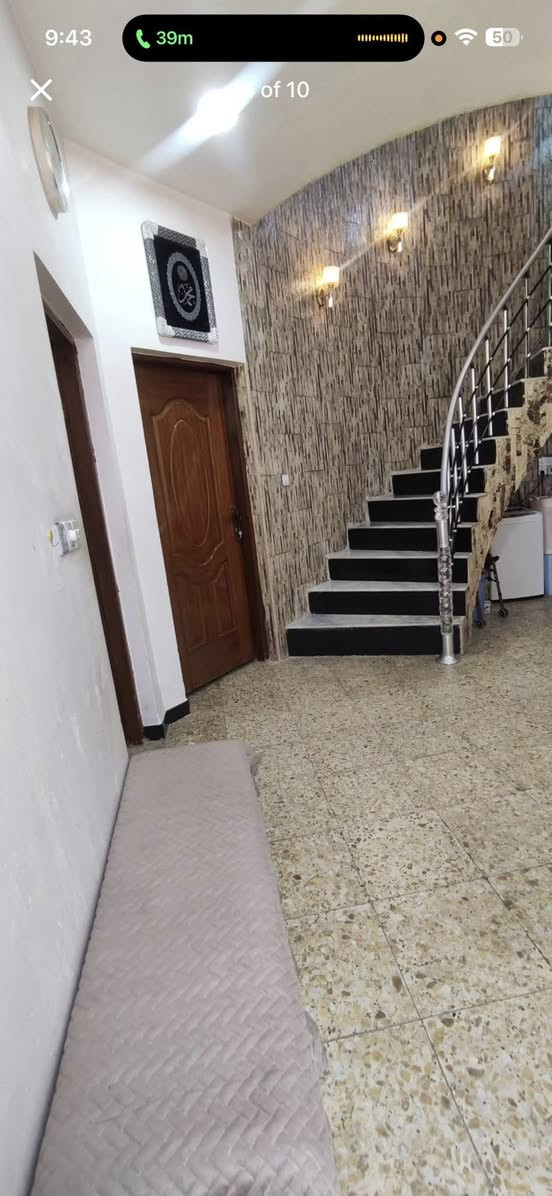 السلام عليكم 
بيت في شارع ٨٠ مقابل مول نون  طابو زراعي سند ٢٥  
مربع 10*10
بناء سنه ٢٠٢١ 
بناء حديث درجه اولى 
طابقين غرفه جوه وغرفه فوك  هول صاله مطبخ مجمع صحيات داخليه وخارجيه عرض الشارع ٧ متر 
قريب ع الشارع العام عرضه ٢٥ متر يربد بين ٨٠ ومول حمورابي
***********
مهندس علي
