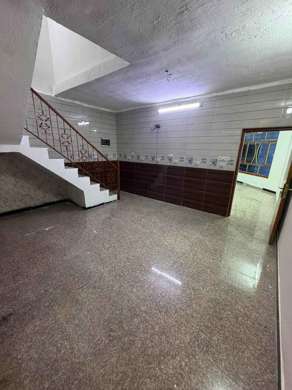 للايجار طابق اول يحتوي على
#غرفة
#وصالة 
#مطبخ 
#خدمات 
#موقع مميز معزول عزل تام

#الايجار .550
#الاتصال ***********

