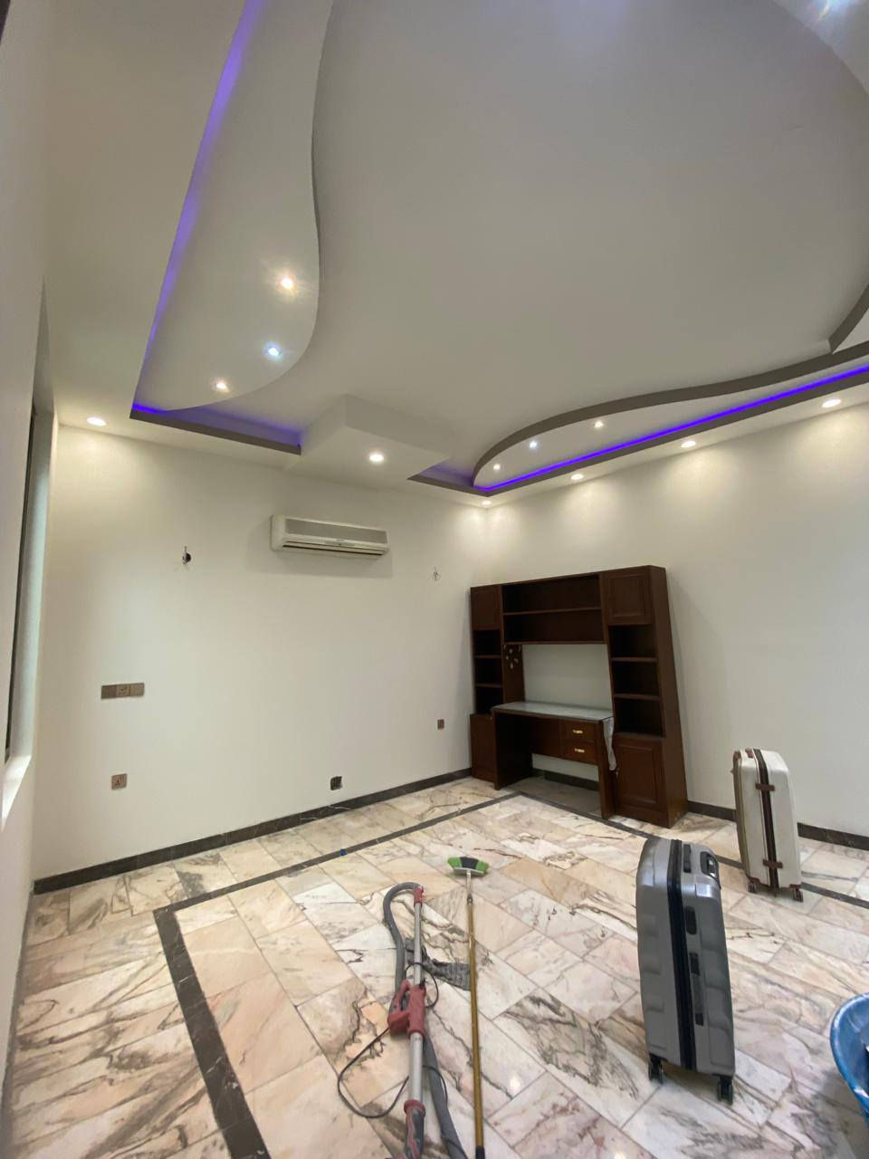 سلام عليكم إني صباغ اشتغل صبغ جدران وحديد واجهيات وتصليح جبسن بورد ومعجون وطلس وستن ورش أبواب وشبابيك مكاني كربلاء ***********+***********
