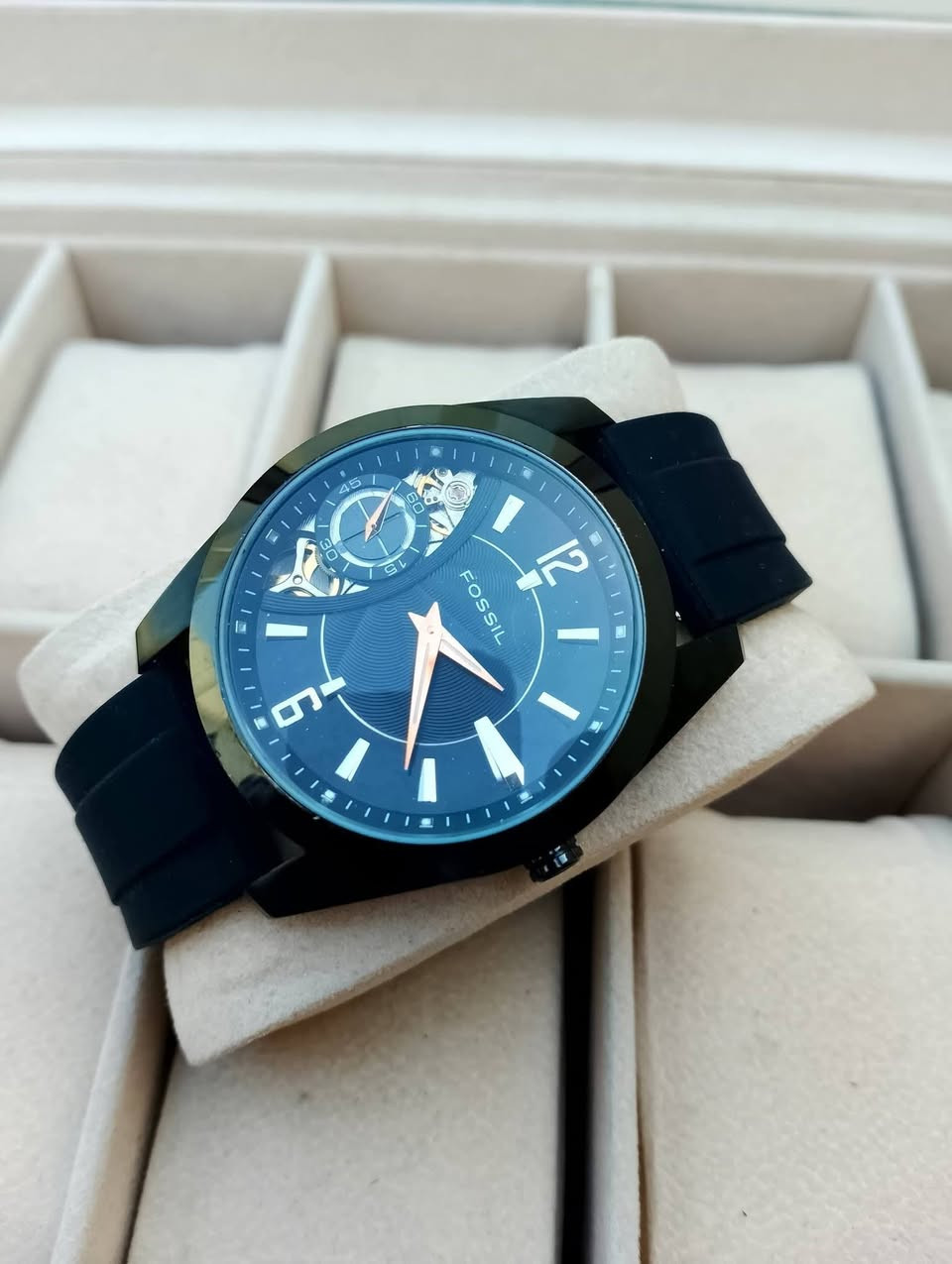 بسم الله الرحمن الرحيم 
تحيه طيبه للجميع ♥️ 
للبيع ساعه فوسيل
مكينه روندا سويسري اصلي 
سير ربل اصلي 
مكينه بطاريه 
السعر 50 الف 💵💵 
العنوان بغداد الدورة 
يوجد توصيل إلى جميع محافظات العراق وبغداد أيضاً 
للحجز والاستفسار المراسله على الخاص او على الرقم 
ه‍ *********** ☎️ متوفر واتساب
