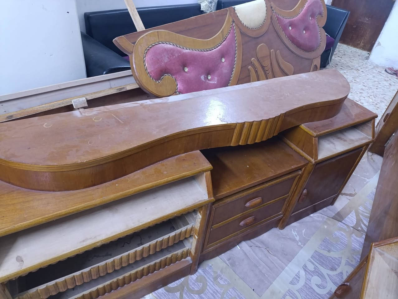 غرفه كامله للبيع نضيفه بس تصويرها قديم مابيها اي شي سعر 450وبيها مجال 
‏‪0788 751 6188‬‏
