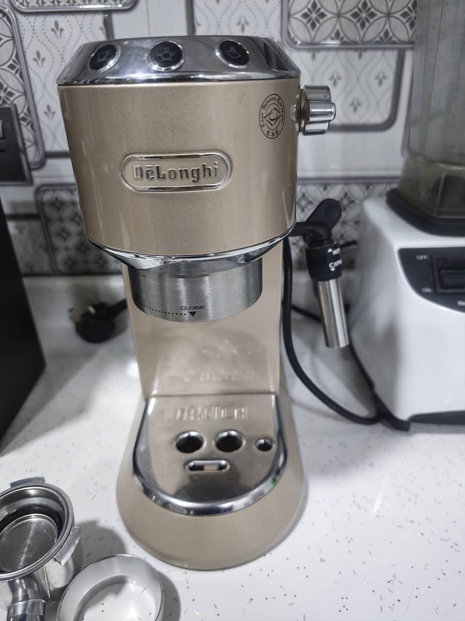 Dedica EC785 (Metallics)
تامبر سبرنك بومبر 
موزع بومبر 

بورتفلتر مكشوف 
بورتفلتر مضغوط 

طاحونه ديلونكي معدله ع طحنة الباسكت المكشوف


**إذا كنت صاحب هذا الإعلان وتريد حذفه لأي سبب، رجاءا أرسل رسالة إلى الدعم الفني**