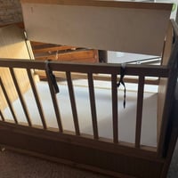 تخت طفل متحرك وثابت وبيه باب متحرك نظيف جدا السعر 100 الف. وتساب(07518...