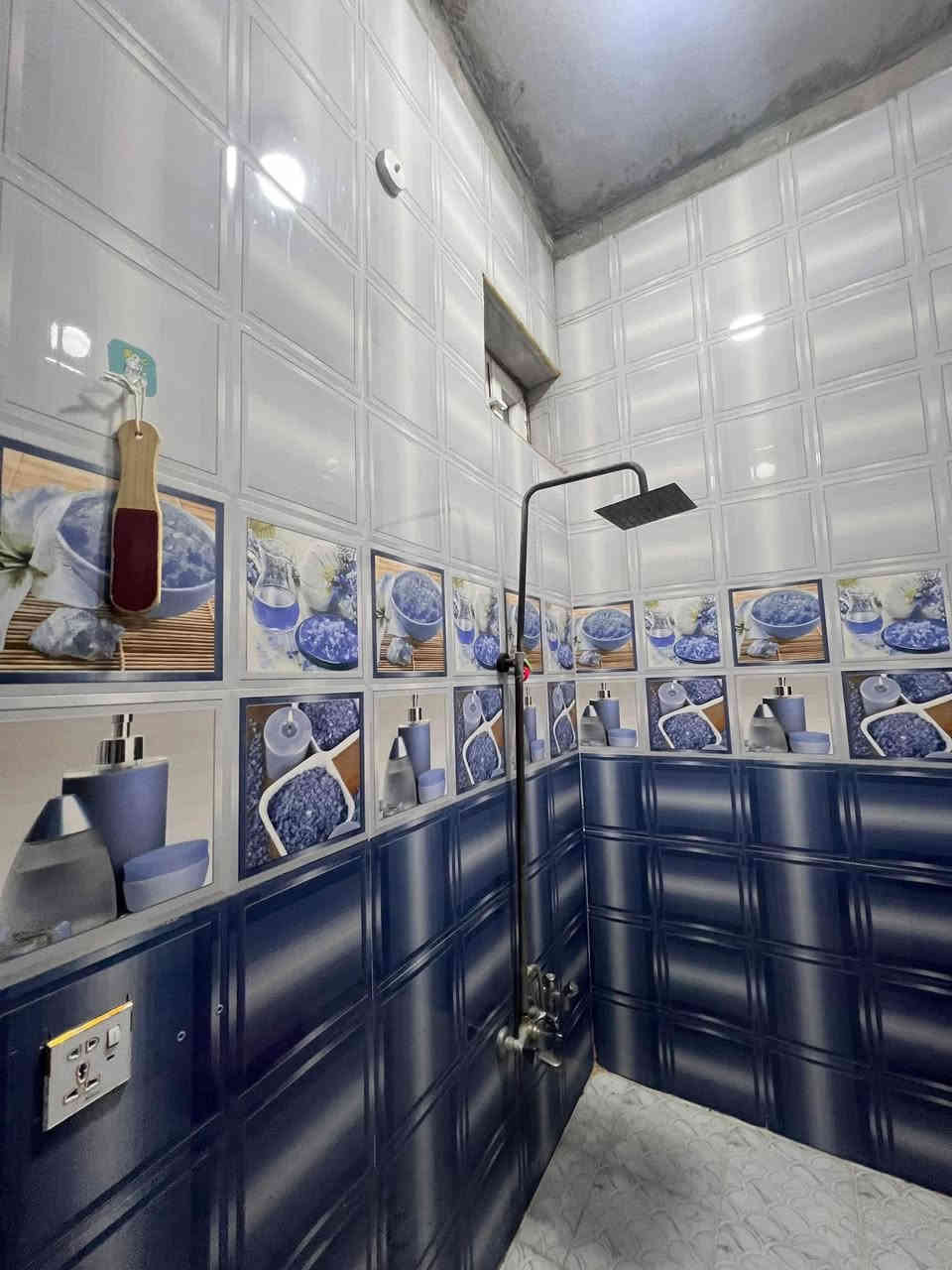 ‎دار للبيع
‎الحيره - حي الحسين-
‎المساحة 125 متر مربع طابقين ركن ع شارعين 
‎يحتوي طابق الاول 
‎صالة كبيرة
‎استقبال
‎غرفة نوم
‎مطبخ 
‎صحيات عدد ٢ خارجي و داخلي
‎يحتوي ط٢
‎غرفه سويت كبيرة عدد 2
‎غرفة نوم يعني 3 غرف
‎وصحيات عدد ٣
‎يحتوي ط ٣
‎مخزن ( بيتونة )

‎*جميع ابواب الغرف خشب بلاورسي وتركي
* ﻿ارضية الطابق الاول بورسلين 
* ﻿ارضية الطابق الثاني بورسلين
* ﻿شبابيك المنزل pvc دبل كلاس درجة اولى
* ﻿بناء جناي متكامل
* 
خطوط كهرباء بواري دفن لكل البيت و الكهرباء منظومه سيطره لكل البيت 
للاستفسار الاتصال يتوفر وتساب 

***********
