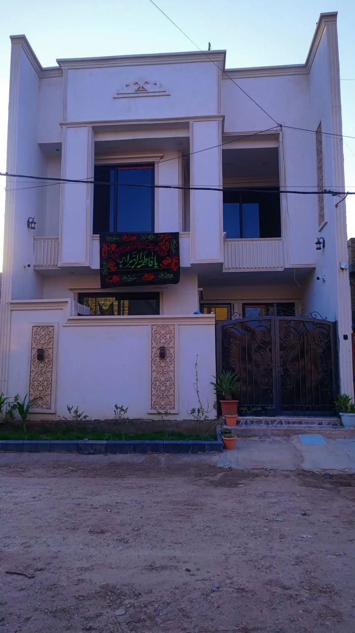 السلام عليكم بيت للبيع  فقط ١٥٠م في  الرواد طابقين كامل حديث بناء٢٠٢٥ مابيه اي نقص يتكون من ٦غرف نوم واستقبال طول ٧م ومطبخ ٥م وحوالي ٥×٦ و٣ مجاميع صحيه البيت كله ديكورات علما المنطقه كامله الخدمات فقط التبليط  عن قريب ما بقاله شي  الاستفسار الاتصال على الأرقام الموجود او*********** على الاواتساب
