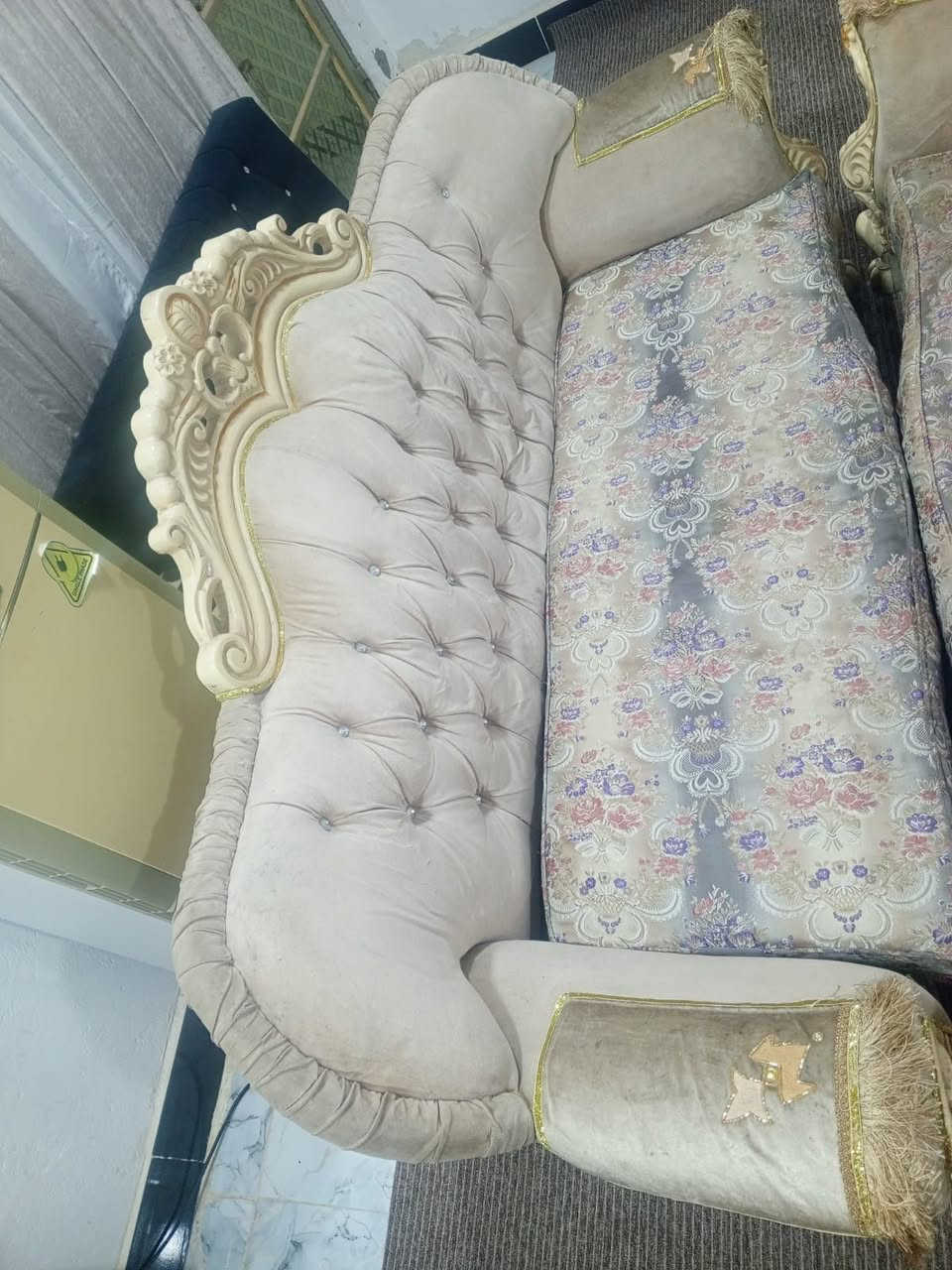 طخم تزكام لون كريمي 🤎
ست قطع ثنين كبار واربع كراسي 
السعر 400 وبي مجال للشراي 
للاستفسار الاتصال على الرقم التالي 
*********** 
بي واتساب
