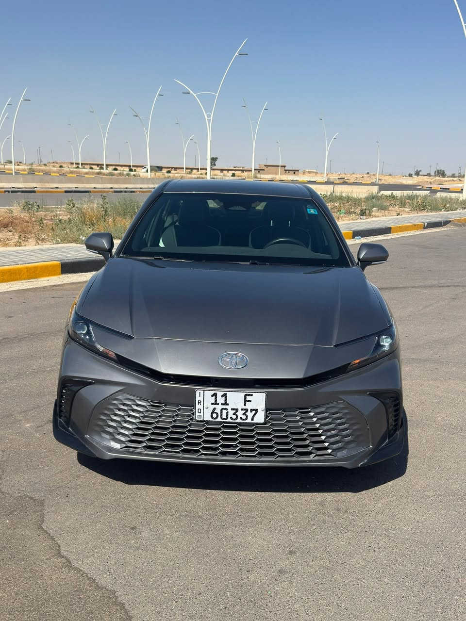 📣 للبيع فقط (بدون مراوس) ❌
تويوتا كامري هايبرد 2025 (Toyota Camry Hybrid)
 الوارد: أمريكي 🇺🇸
 الفئة: SE
 المسافة المقطوعة: 8 آلاف ميل فقط (بحالة الزيرو) ✨
 اللون الداخلي: جلد أسود
⚙️ المواصفات والأنظمة:
 بصمة تشغيل ودخول ذكي
 رادار نقاط عمياء (Blind Spot)
 رادار تحديد مسار وتنبيه الخروج عنه
 شاحن وايرليس للهاتف
 تبريد قطعتين (أمامي/خلفي)
 تدفئة مقاعد (كراسي) + تدفئة مقود (ستيرن)
 كراسي تحكم كهربائي
 ويل كب حجم 19 إنش مميز
🛠️ حالة البودي والإيرباك:
 الضرر والصبغ: صبغ البنيد فقط.
 الإيرباك: إيرباك الاستيرن (المقود) فقط.
 ملاحظة: الجاملغ راجع بارد (بيدار شركة) بدون صبغ.
 (صور الحادث مرفقة مع المنشور)
📄 الأوراق والملكية:
 الرقم: بغداد الدولي (مرقمة وجاهزة)
 الملكية: باسمي، والتحويل مباشر وبدون أي تأخير.
📍 المكان والسعر:
 مكان السيارة: صلاح الدين - سامراء
 السعر: 216 ورقة ($21,600) وبيه مجال بسيط حق الجية والشراي الصامل ما نقصر وياه.
📞 للاستفسار والتواصل:
 رقم الهاتف: ***********
